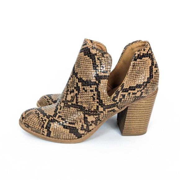 Mata Snake Print Side Cut Out Ankle Booties Size 7 - Picture 5 of 9